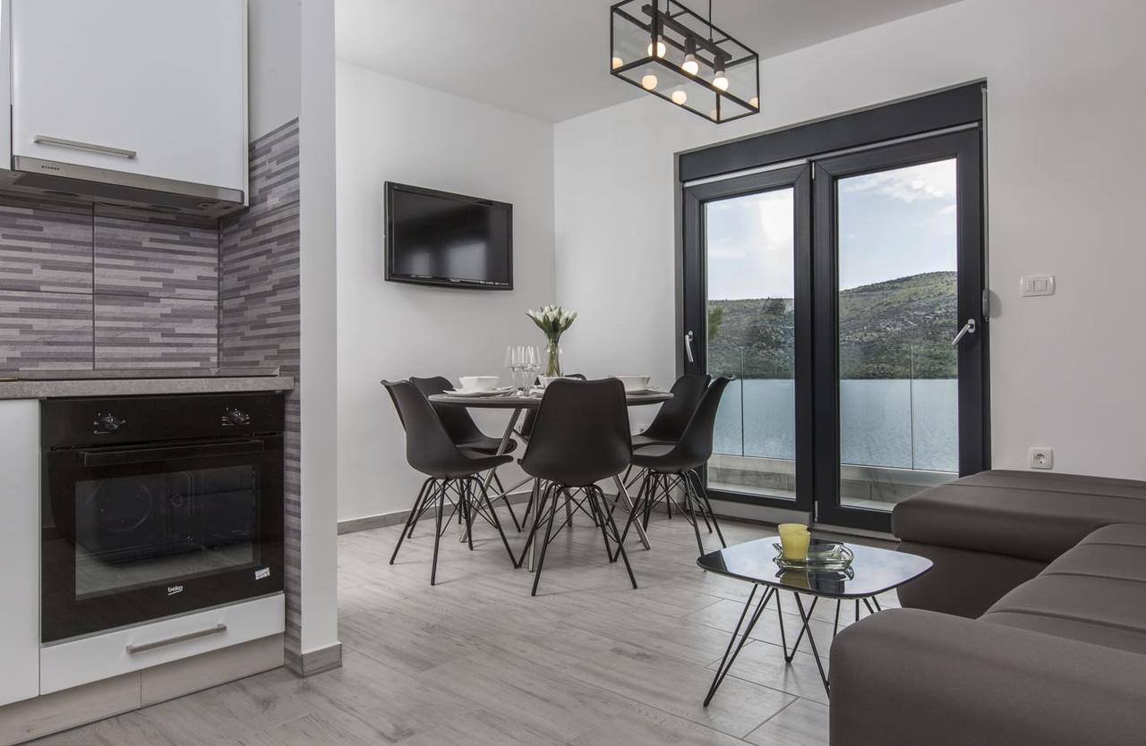 מרינה Villa Regina With Heated Pool And Sea View מראה חיצוני תמונה