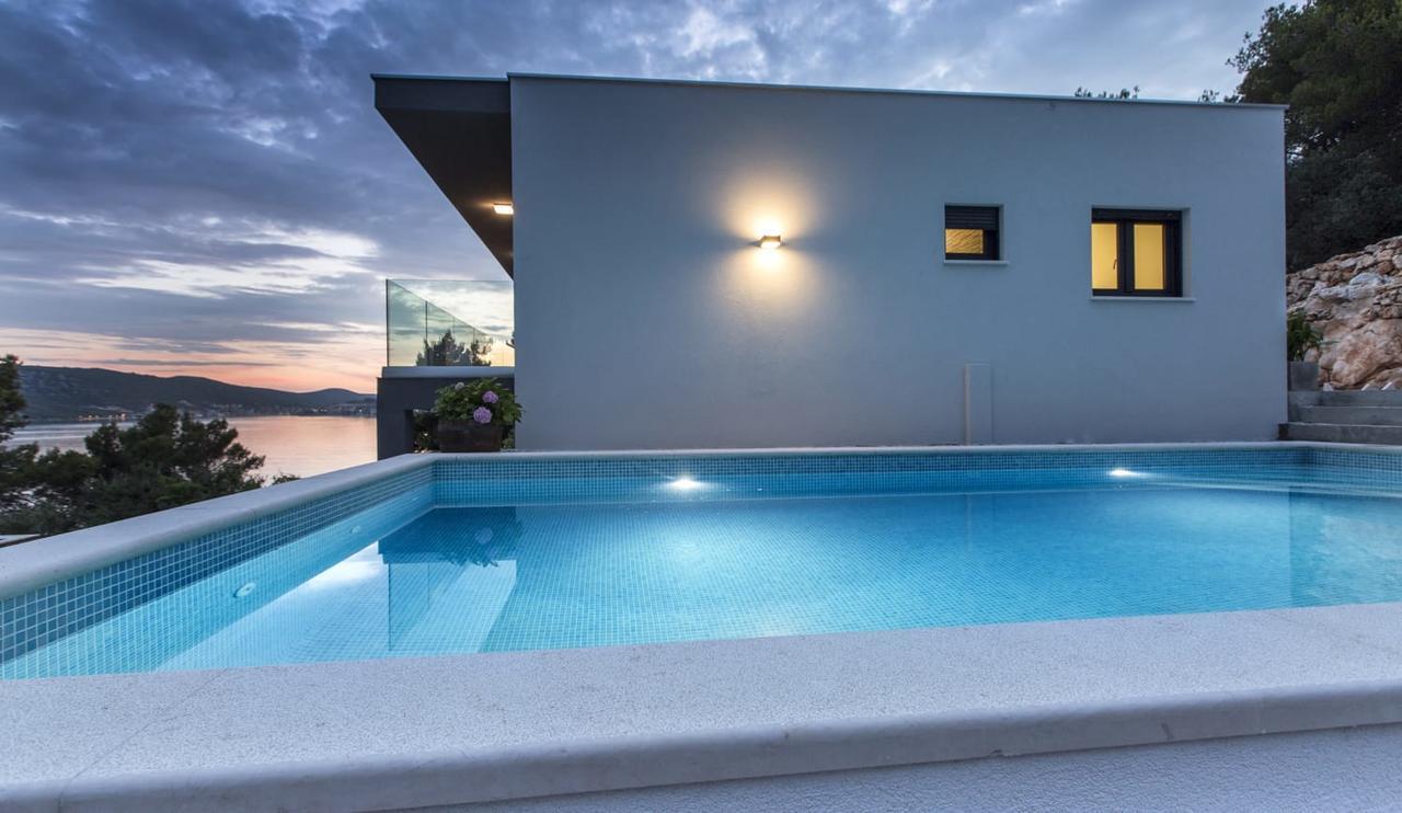 מרינה Villa Regina With Heated Pool And Sea View מראה חיצוני תמונה